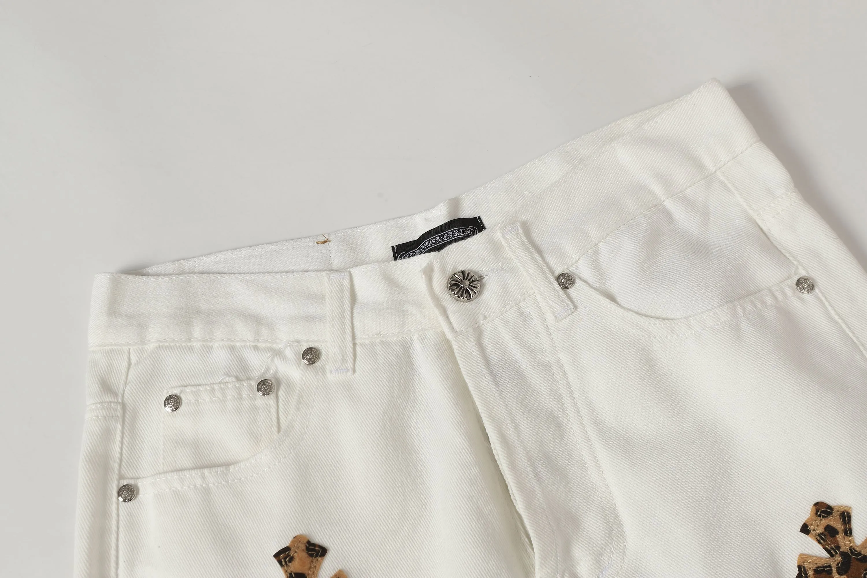 P280 -Chrome Hearts/Chrome Hearts 25ss classic white cow series colored leather cross washed color cloth unisex denim trousers -Vibe style straight stacked god-level version -carbon fine bias denim color cloth -old vintage complete set of hardware - Chrome Hearts white cow series The high version uses high-ounce custom fabrics, fermentation washing and soft color fixation, soft and thick to wear, the details are all hand-polished and manufactured with craftsmanship, all-over jacquard fabrics, unique design style After multiple processes to create a full retro feel, a niche and unique non-contrast shirt, custom-made distressed spray-painted buttons, every detail is crafted with craftsmanship. Color: Picture color Code number: 28-36